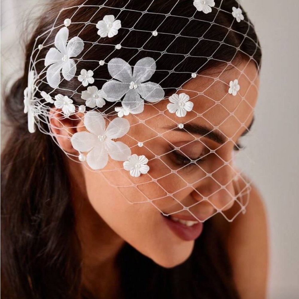 Elegant White Floral Veil Headpiece